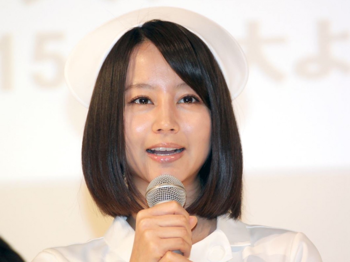 堀北真希、『まっしろ』製作発表記者会見にナース姿で登場!