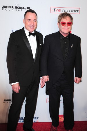 英版GQ誌「最もスタイリッシュな男性」18位：エルトン・ジョン（右）