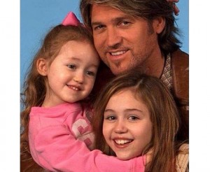 マイリー・サイラス（右下）／あどけない子供時代のマイリーと父親と妹との3ショット