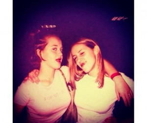 ケイティ・ペリー（左）／未来を予告するように「Pop Star（ポップスター）」の文字が入ったTシャツを着ている16歳の頃の写真