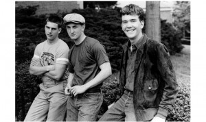 トム・クルーズ（左）／映画『タップス』で共演したショーン・ペン（中央）とティモシー・ハットン（右）とオフの時に撮った30年前の写真