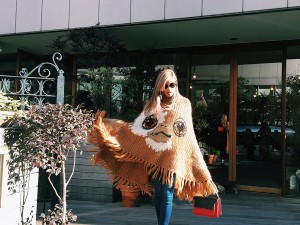 ローラの着こなす『グレムリン』のギズモポンチョが話題！