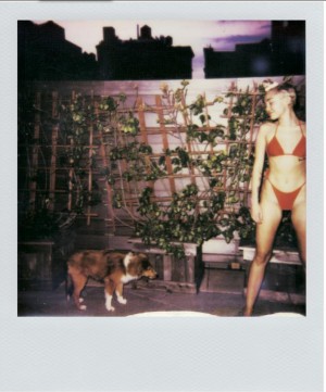 米ファッション誌「V Magazine」で掲載された、マイリー・サイラスのポラロイド写真