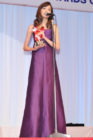 『第26回 日本ジュエリー ベスト ドレッサー賞』を受賞した桐谷美玲