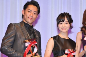 表彰式の様子（左から、高橋大輔、橋本環奈）