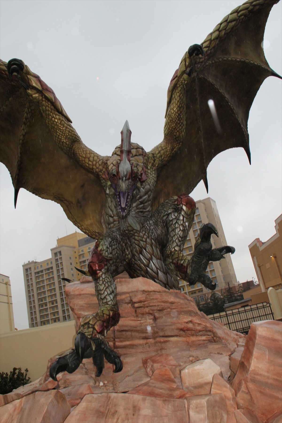 USJ『モンハン』アトラクションに行ってみた　等身大ジンオウガが地響き・雷撃を呼ぶ