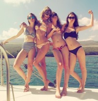 初のへそ出しビキニ姿で話題沸騰のテイラー・スウィフト