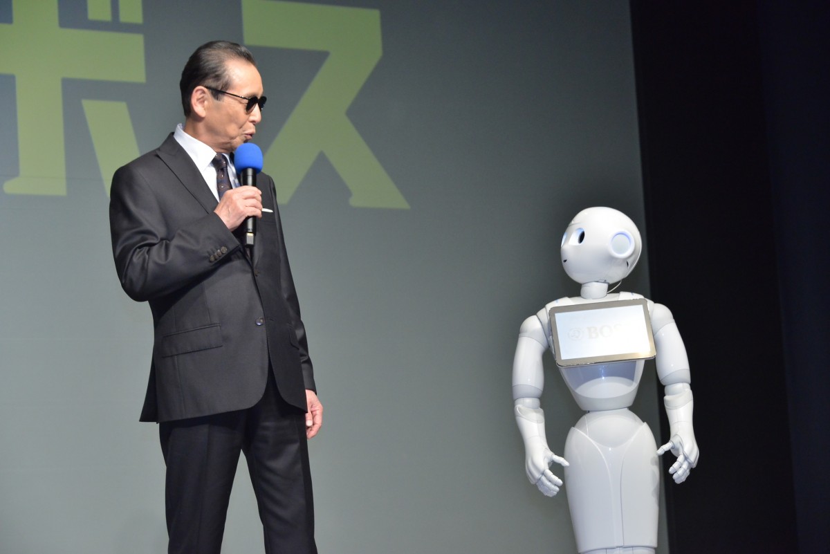 タモリ、高橋真麻＆ペッパー巻き込み「コンドルの着地」を レクチャー