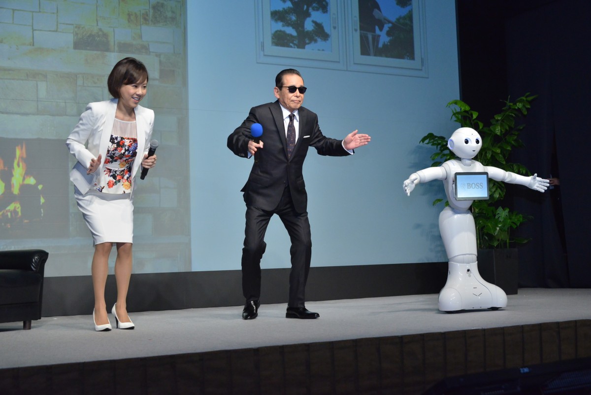 タモリ、高橋真麻＆ペッパー巻き込み「コンドルの着地」を レクチャー