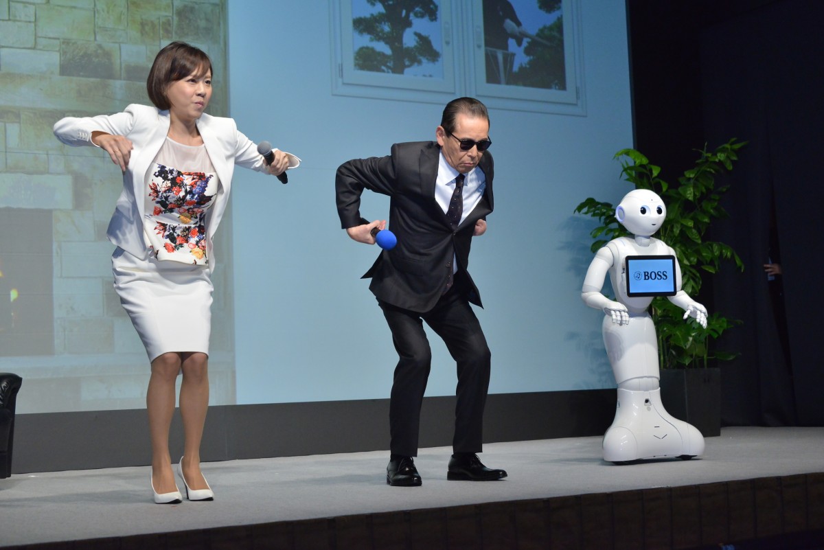 タモリ、高橋真麻＆ペッパー巻き込み「コンドルの着地」を レクチャー