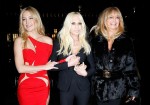 ケイト・ハドソン、パリコレに“大胆スリット”セクシードレスで登場