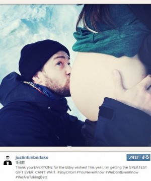 第1子を妊娠中の妻ジェニファー・ビールスのお腹にキスするジャスティン・ティンバーレイク