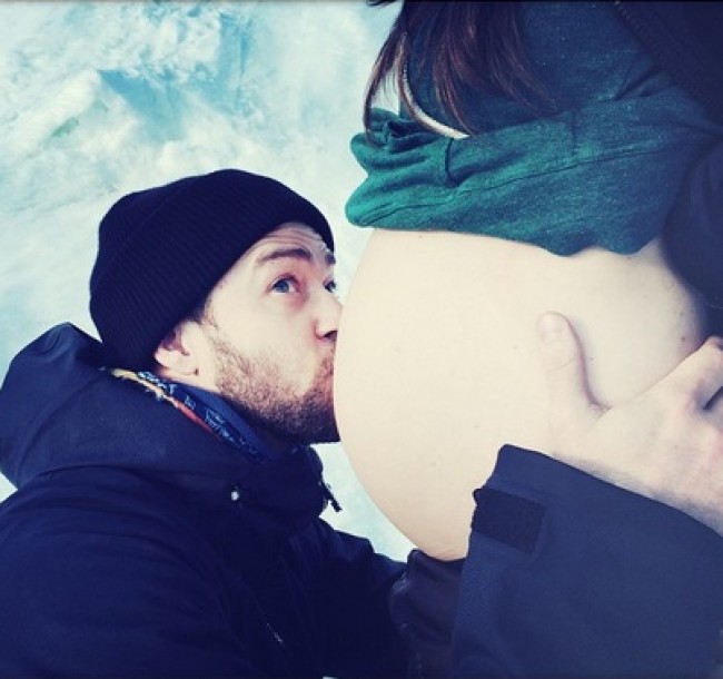 第1子を妊娠中の妻ジェシカ・ビールのお腹にキスする、ジャスティン・ティンバーレイク