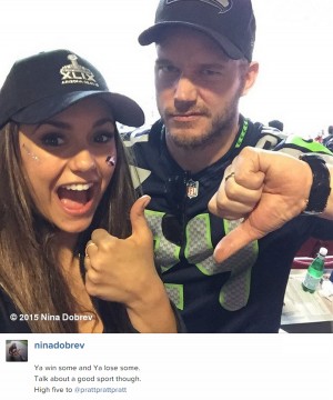 「スーパーボウル」観戦中のニーナ・ドブレフとクリス・プラット