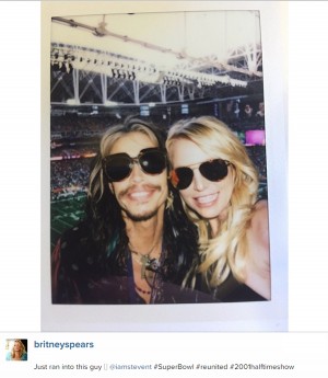 「スーパーボウル」観戦中のスティーヴン・タイラーとブリトニー・スピアーズ