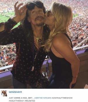 「スーパーボウル」観戦中のスティーヴン・タイラーとブリトニー・スピアーズ