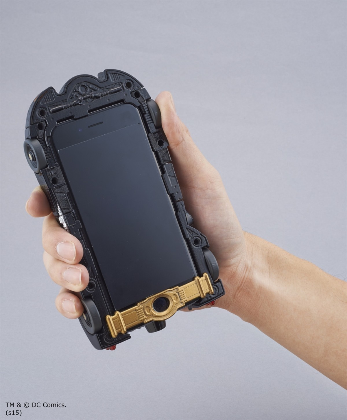 ティム・バートン版“バット・モービル”iPhoneケースに！　バットシグナル機能も搭載