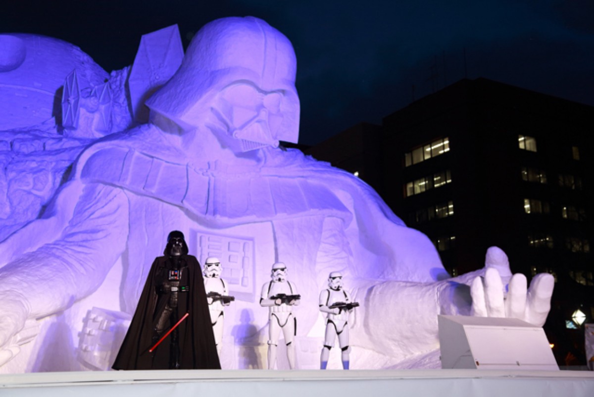 「雪のスター・ウォーズ」初披露 ダース・ベイダーも雪像の出来にドヤ顔!?