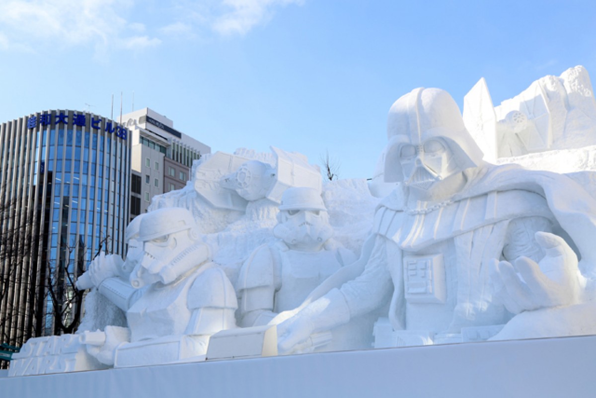 ダース・ベイダーの巨大雪像が初お目見え！「さっぽろ雪まつり」でファン熱狂