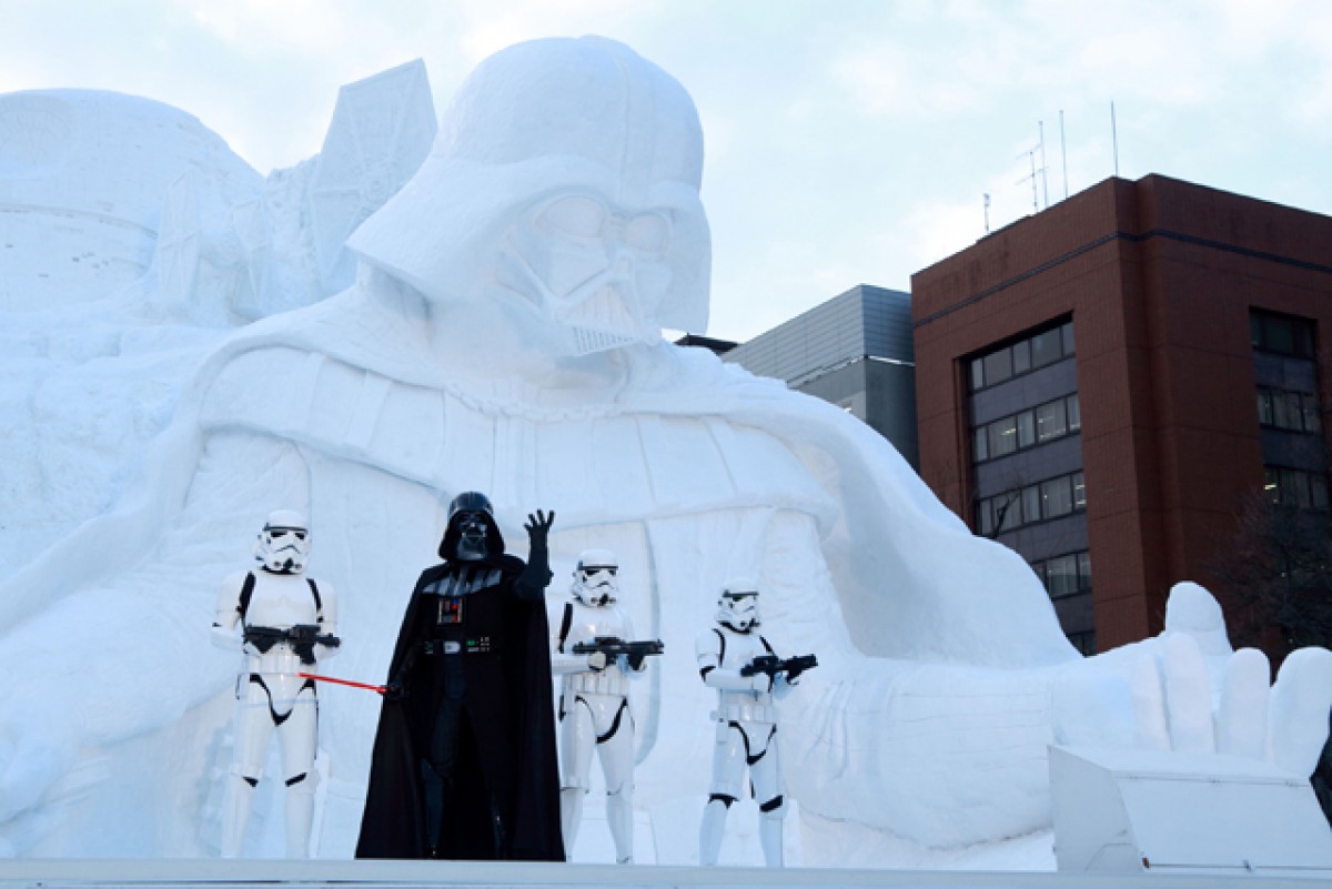 ダース・ベイダーの巨大雪像が初お目見え！「さっぽろ雪まつり」でファン熱狂