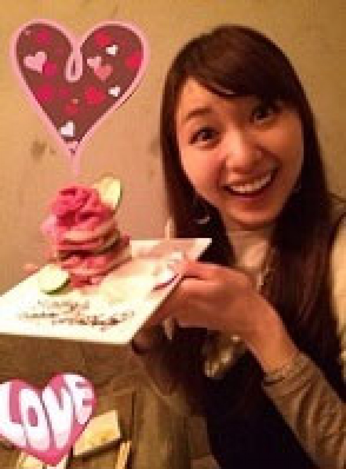 25歳を迎えた戸松遥と、サプライズで出てきた“肉ケーキ”