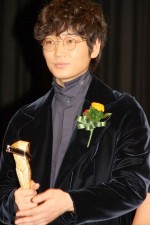 綾野剛、主演男優賞受賞でスタッフに感謝「脚本のおかげ」＜キネマ旬報ベスト・テン＞
