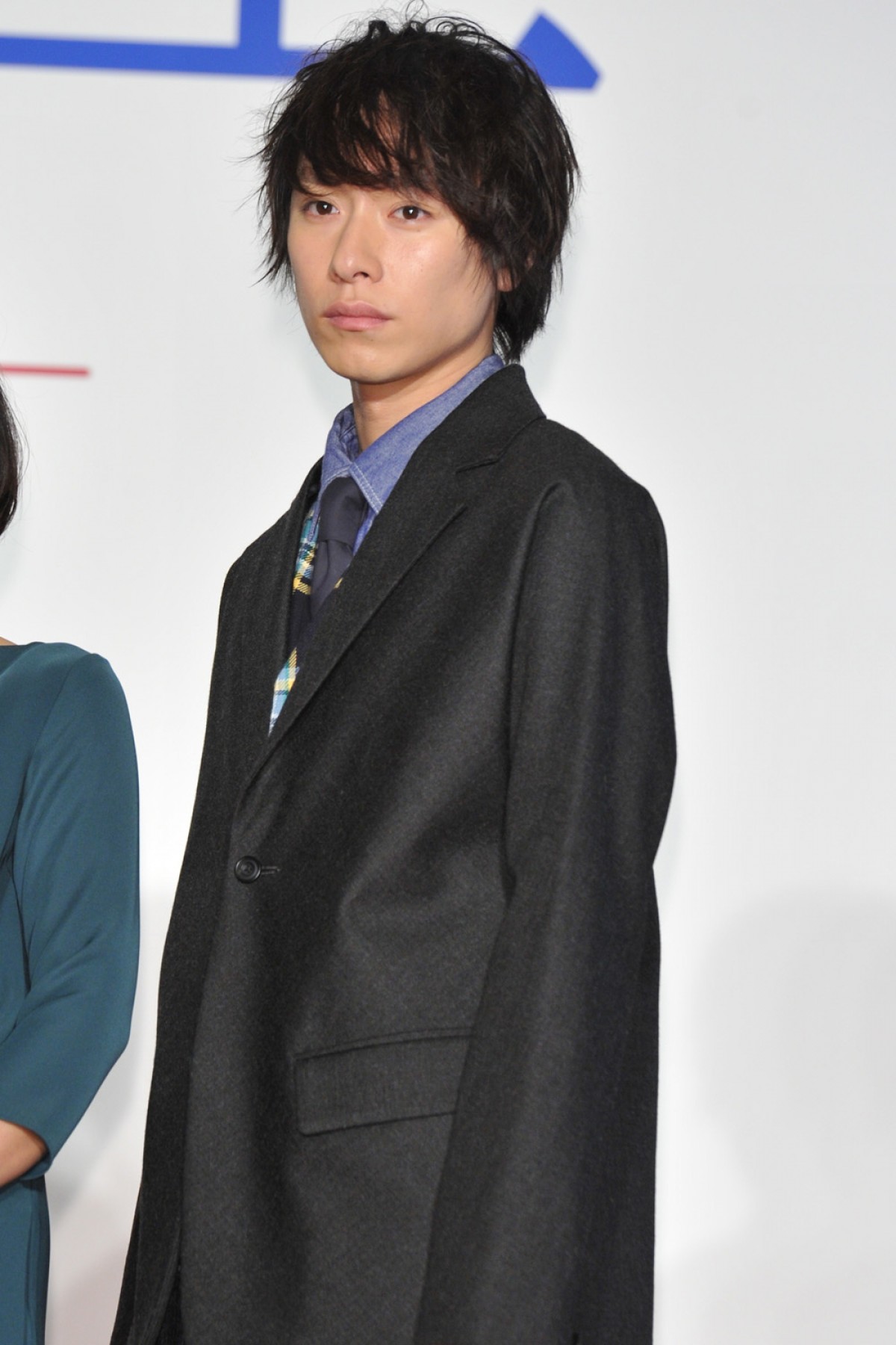 榮倉奈々、直前で向井理との腕組みを拒否！ 豊川悦司と仲良く登場