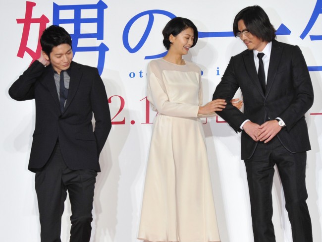 榮倉奈々から腕組みを拒否されてしまった向井理は苦笑い?