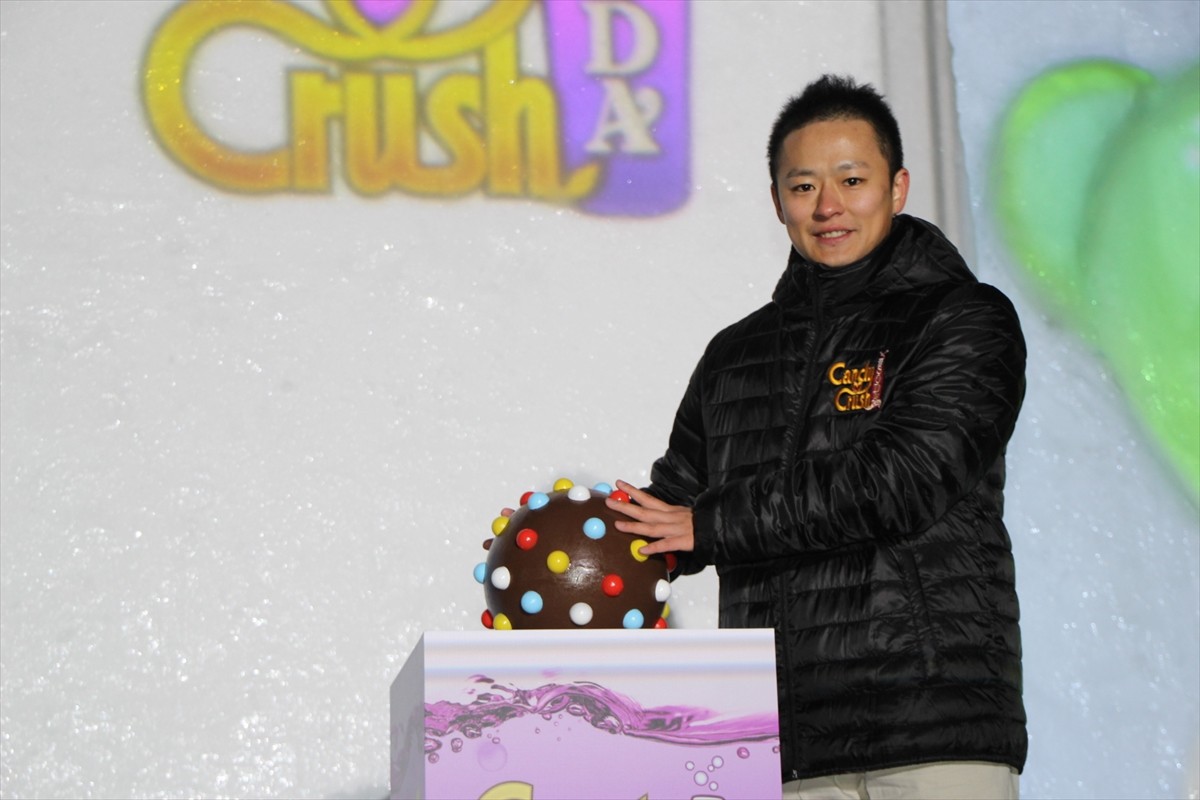 「キャンディークラッシュソーダ」雪像登場、雪の札幌をキャンディー色に染める！