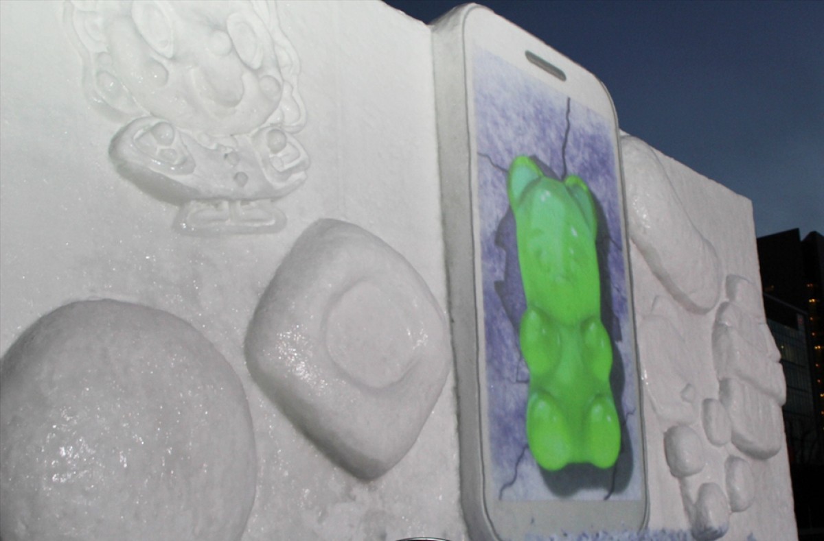 「キャンディークラッシュソーダ」雪像登場、雪の札幌をキャンディー色に染める！