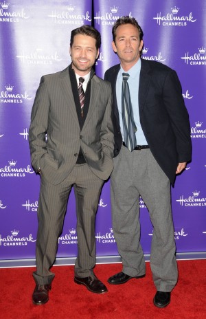 2011年1月に開催されたイベントに出席した、ジェイソン・プリーストリーとルーク・ペリー