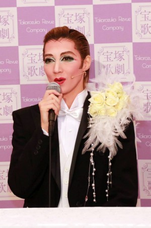 退団記者会見を行った、凰稀かなめ