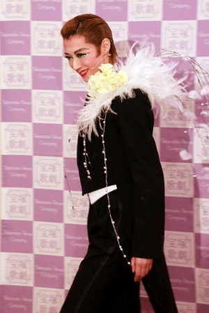 退団記者会見を行った、凰稀かなめ