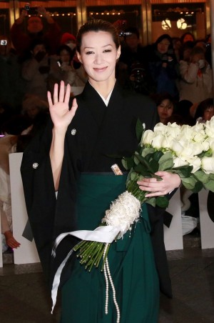 劇場前でサヨナラパレードをおこなった、凰稀かなめ