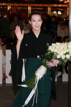 劇場前でサヨナラパレードをおこなった、凰稀かなめ