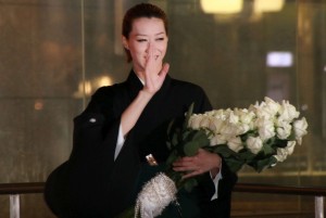 劇場前でサヨナラパレードをおこなった、凰稀かなめ