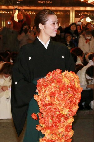 劇場前でサヨナラパレードをおこなった、緒月遠麻