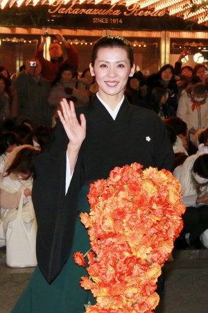 劇場前でサヨナラパレードをおこなった、緒月遠麻