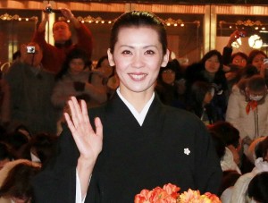 劇場前でサヨナラパレードをおこなった、緒月遠麻