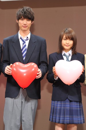 映画『ストロボ・エッジ』完成披露舞台挨拶に登場した福士蒼汰、有村架純