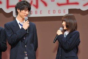 映画『ストロボ・エッジ』完成披露舞台挨拶に登場した福士蒼汰、有村架純