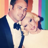 バレンタインデーに婚約したレディー・ガガとテイラー・キニー