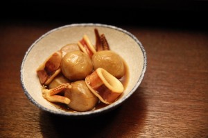 『深夜食堂3』　里いもとイカの煮もの