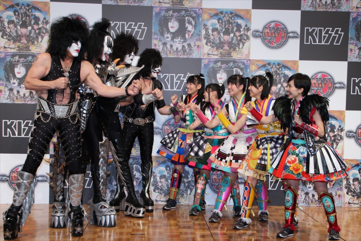 KISS来日会見にももクロ登場！「ももクロは本当のロックグループ」と絶賛
