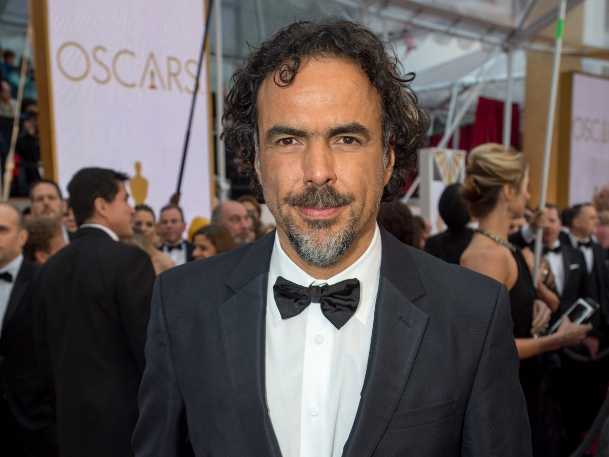 『バードマン あるいは(無知がもたらす予期せぬ奇跡)』監督アレハンドロ・G・イニャリトゥ、第87回アカデミー賞レッドカーペットにて