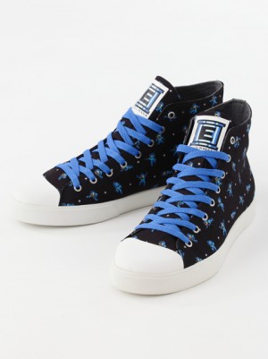 『ロックマン』コラボスニーカー登場　8bit総柄プリント、シュータンはE缶デザイン