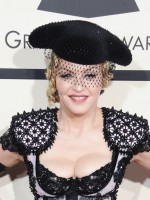 マドンナ、パフォーマンス中に階段から落下事故！ 