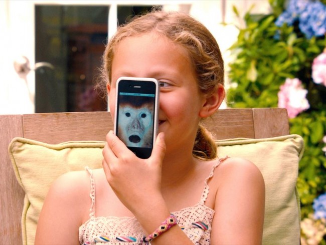 スマホを使いこなす子供(※イメージ画像)