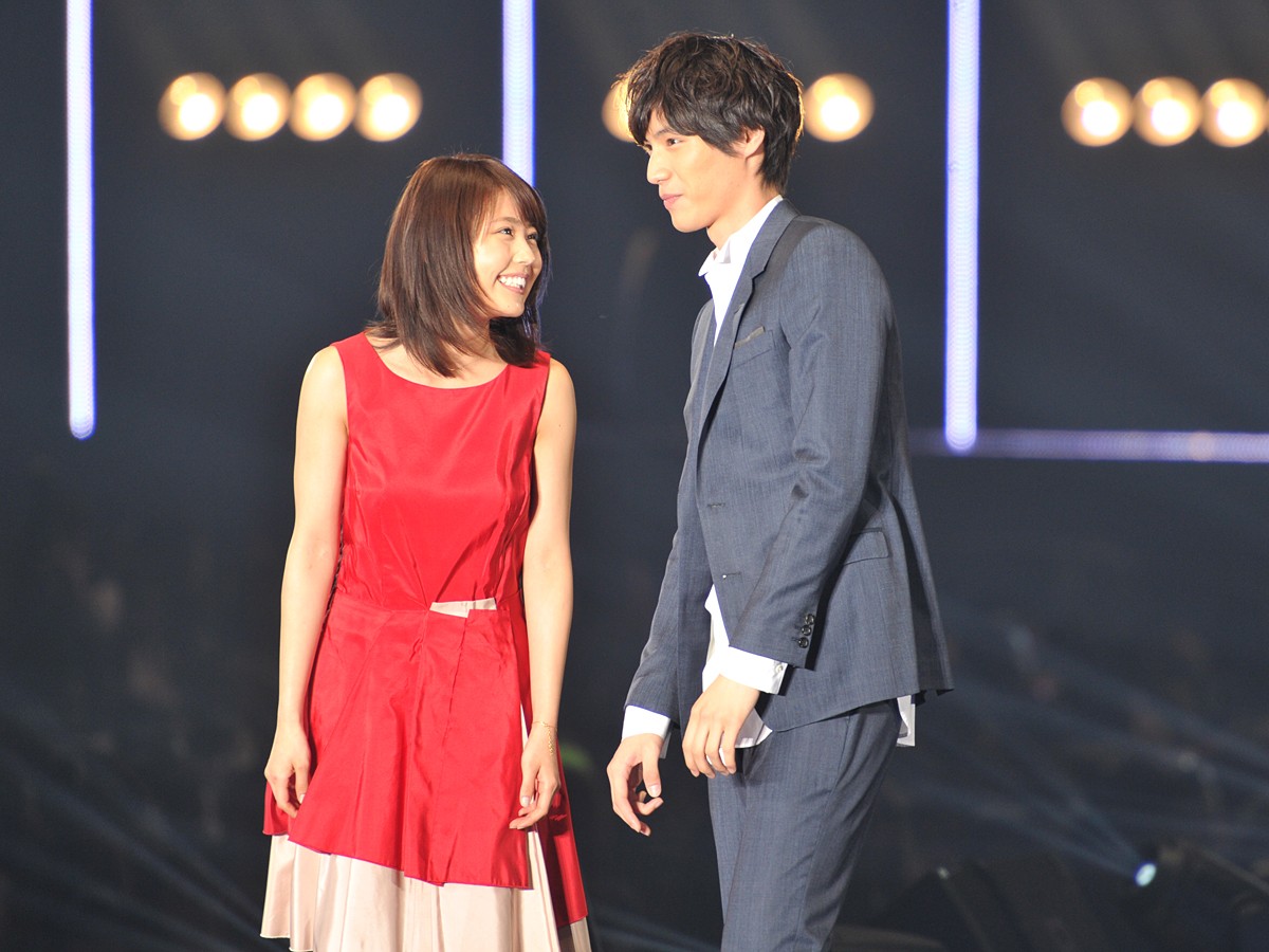福士蒼汰＆有村架純、“ハート”ショットで照れ笑い　＜東京ガールズコレクション2015春夏＞