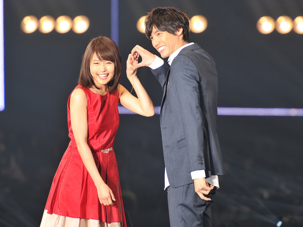 福士蒼汰＆有村架純、“ハート”ショットで照れ笑い　＜東京ガールズコレクション2015春夏＞